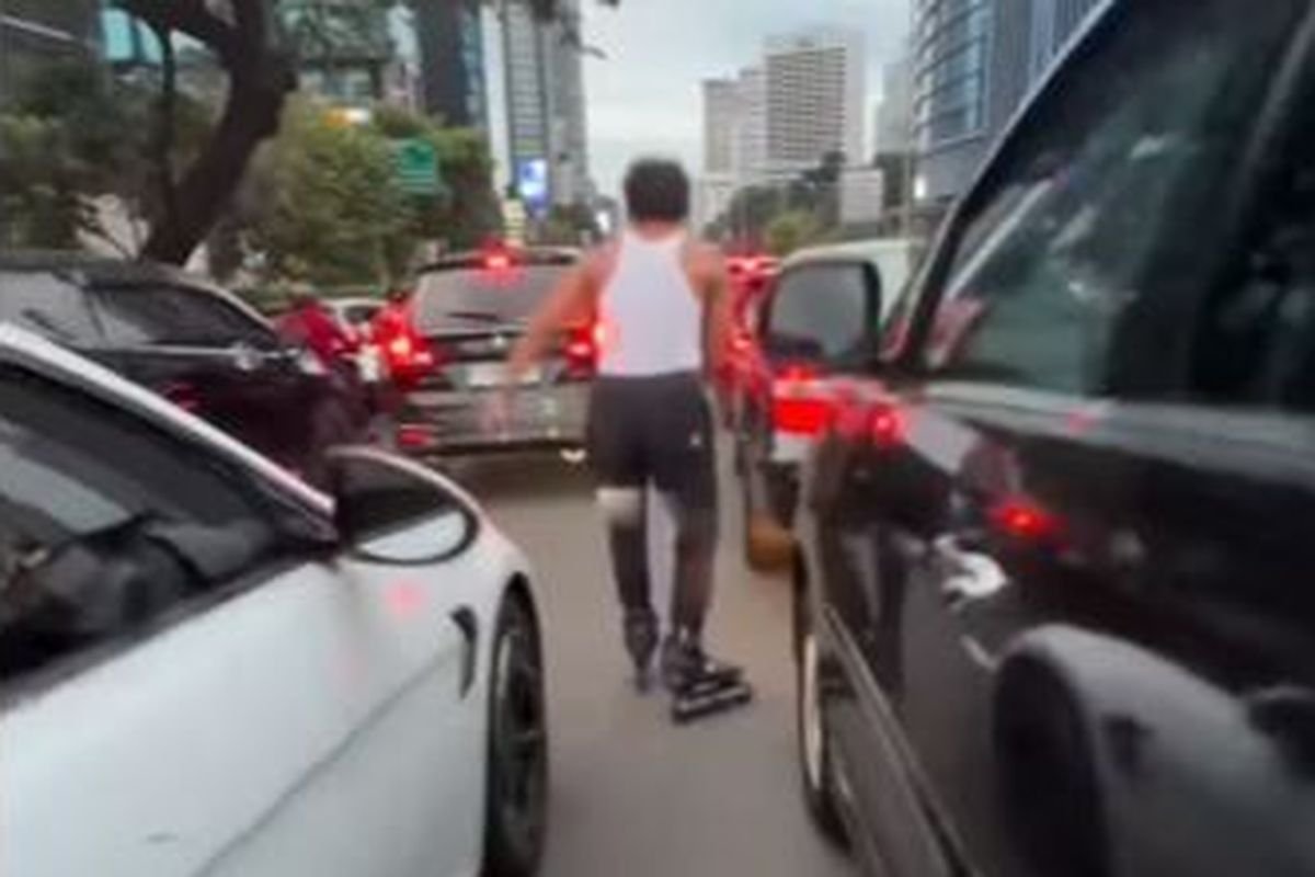 Viral, Pemain Sepatu Roda Terobos Jalan di Tengah Kemacetan Jakarta