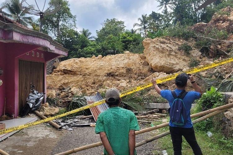Longsor Terjang Darmakradenan, Warga Mengungsi ke Rumah Kerabat