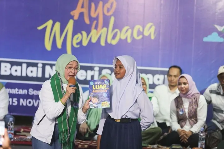 Dorong Minat Baca Anak, Rustini Muhaimin Kenalkan Gerakan ‘Jendela Dunia Kita’ di Maluku Tengah
