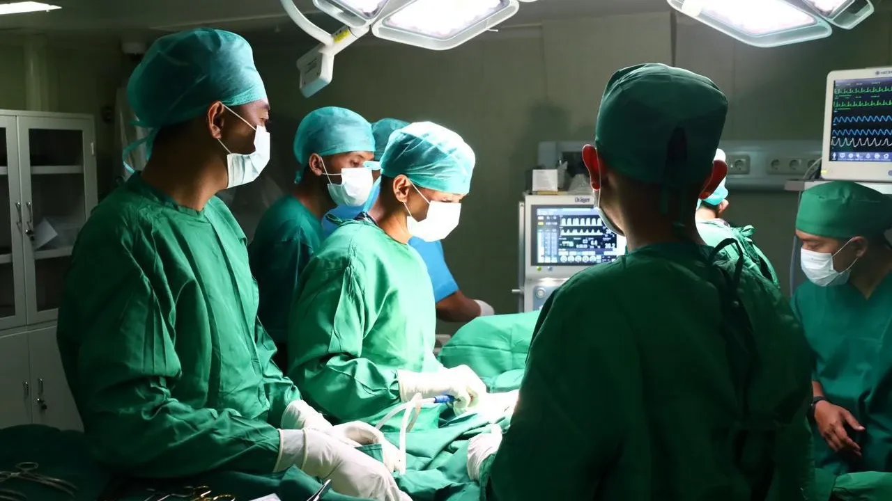 Aksi Heroik KRI dr Radjiman: Bedah Darurat di Atas Kapal Selamatkan Warga Sibolga