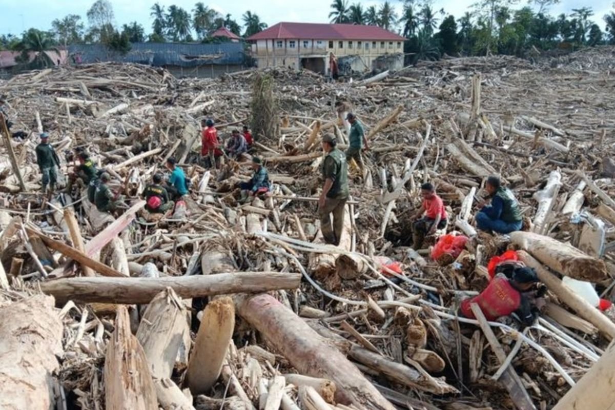 BNPB: Petugas Gabungan TNI-Polri Bekerja 20 Jam per Hari untuk Pemulihan Pascabencana di Sumatra