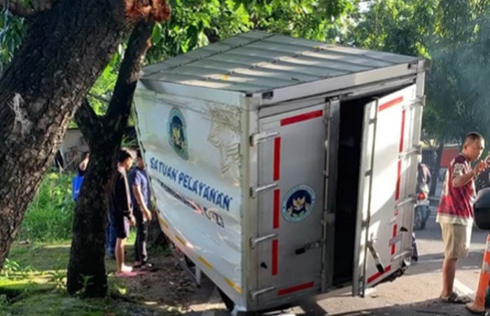 Mobil MBG Alami Kecelakaan di Depok, Boks Muatan Terlepas