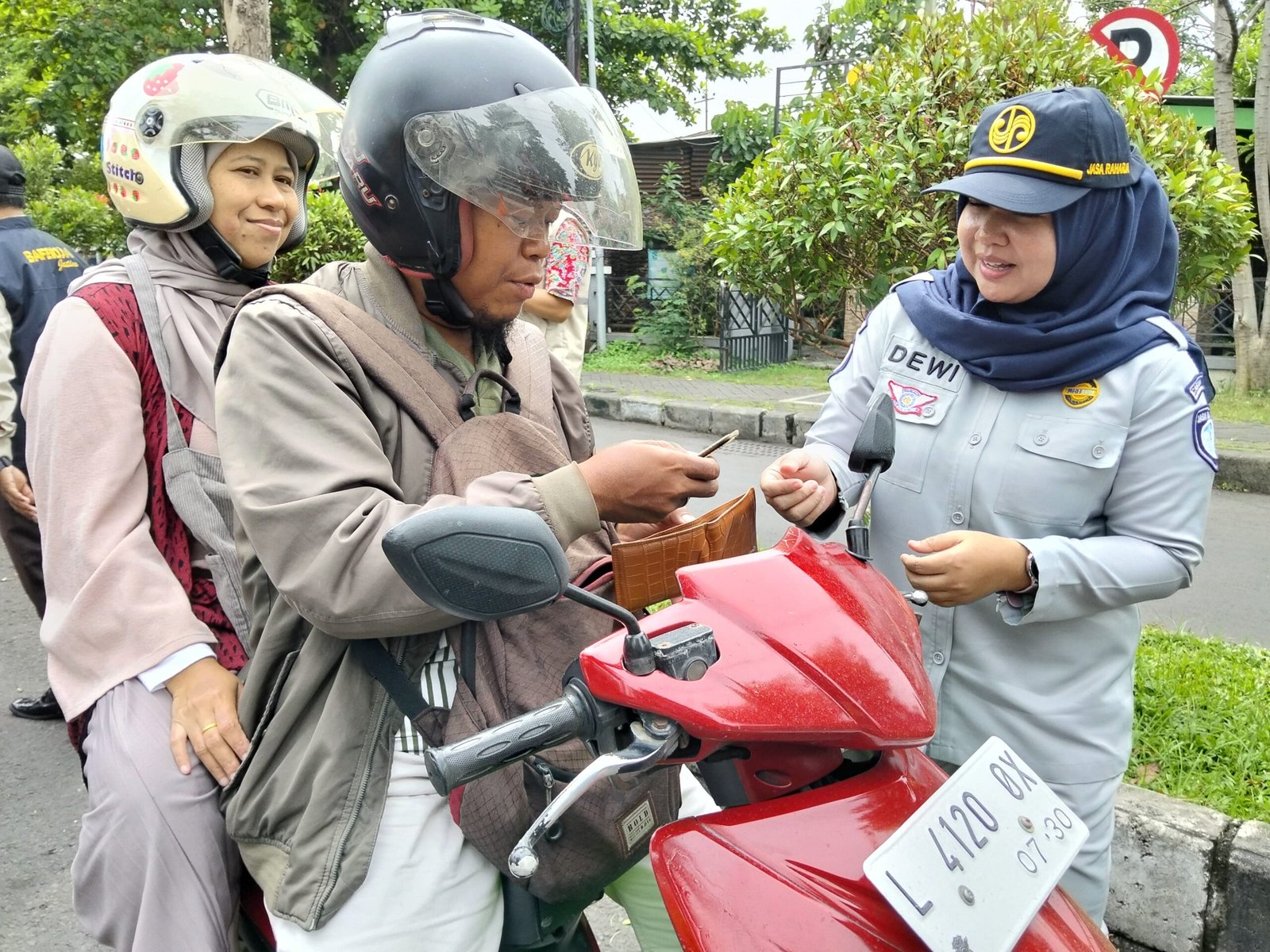 Gelar Operasi Gabungan, Sinergi Samsat Surabaya Barat Dan Jasa Raharja Untuk Perkuat Kepatuhan