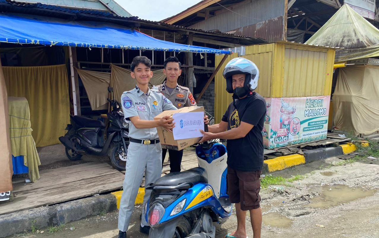 Jasa Raharja Mamuju Tengah Melakukan Aksi Simpatik Membagikan Helm Gratis kepada pengendara di sekitar jalan topoyo