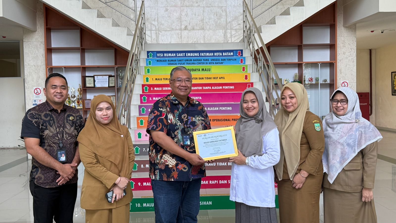 Jasa Raharja Kanwil Kepri Serahkan Penghargaan Kualitas Layanan Rumah Sakit kepada Direktur RSUD Embung Fatimah Kota Batam