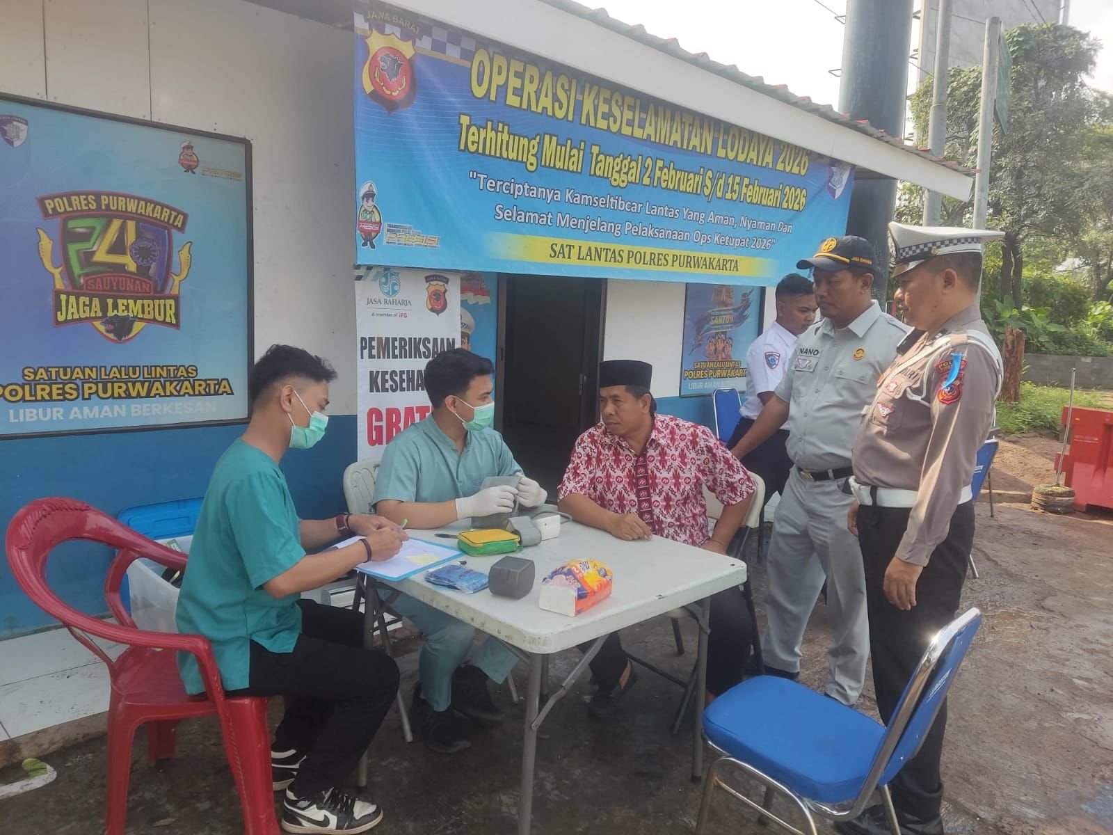 Tingkatkan Keselamatan Jalan, Tim Gabungan Gelar Ramp Check dan Layanan Kesehatan Gratis bagi Pengemudi di Cikopo Purwakarta
