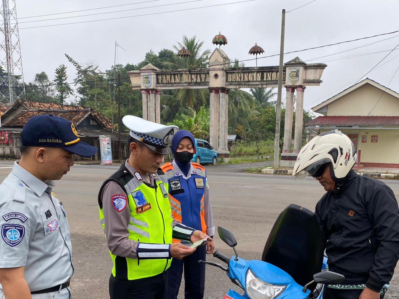 Penanggung Jawab Samsat Sukadana Gelar Operasi Gabungan di Jalur 2 Desa Negara Nabung