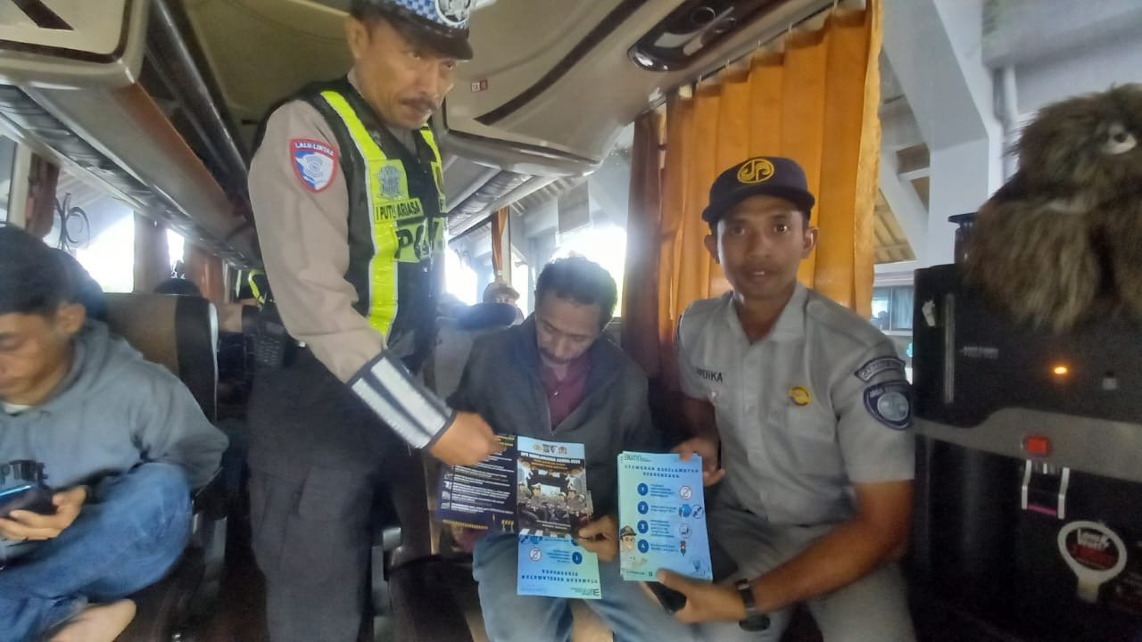 Petugas Jasa Raharja Samsat Dalung Ikut Serta dalam Giat FKLL di Terminal Mengwi