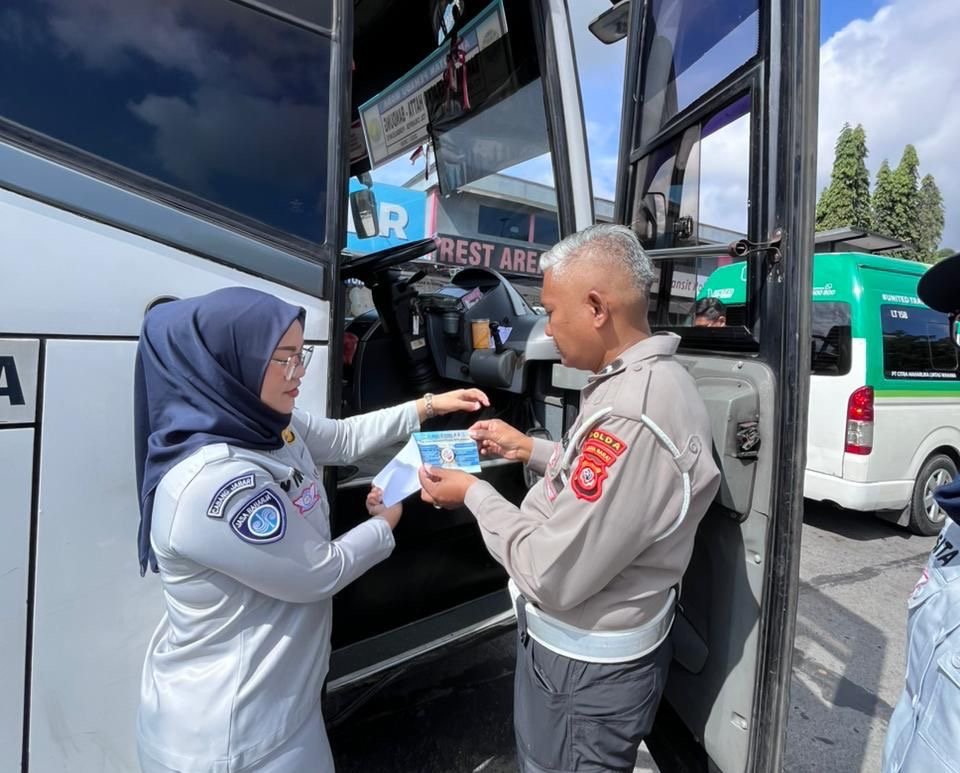 Jasa Raharja Jawa Barat Bersama Polda Jabar dan Jasa Marga Laksanakan Penempelan Stiker Reflektif dalam Giat Ramcheck di Rest Area KM 125