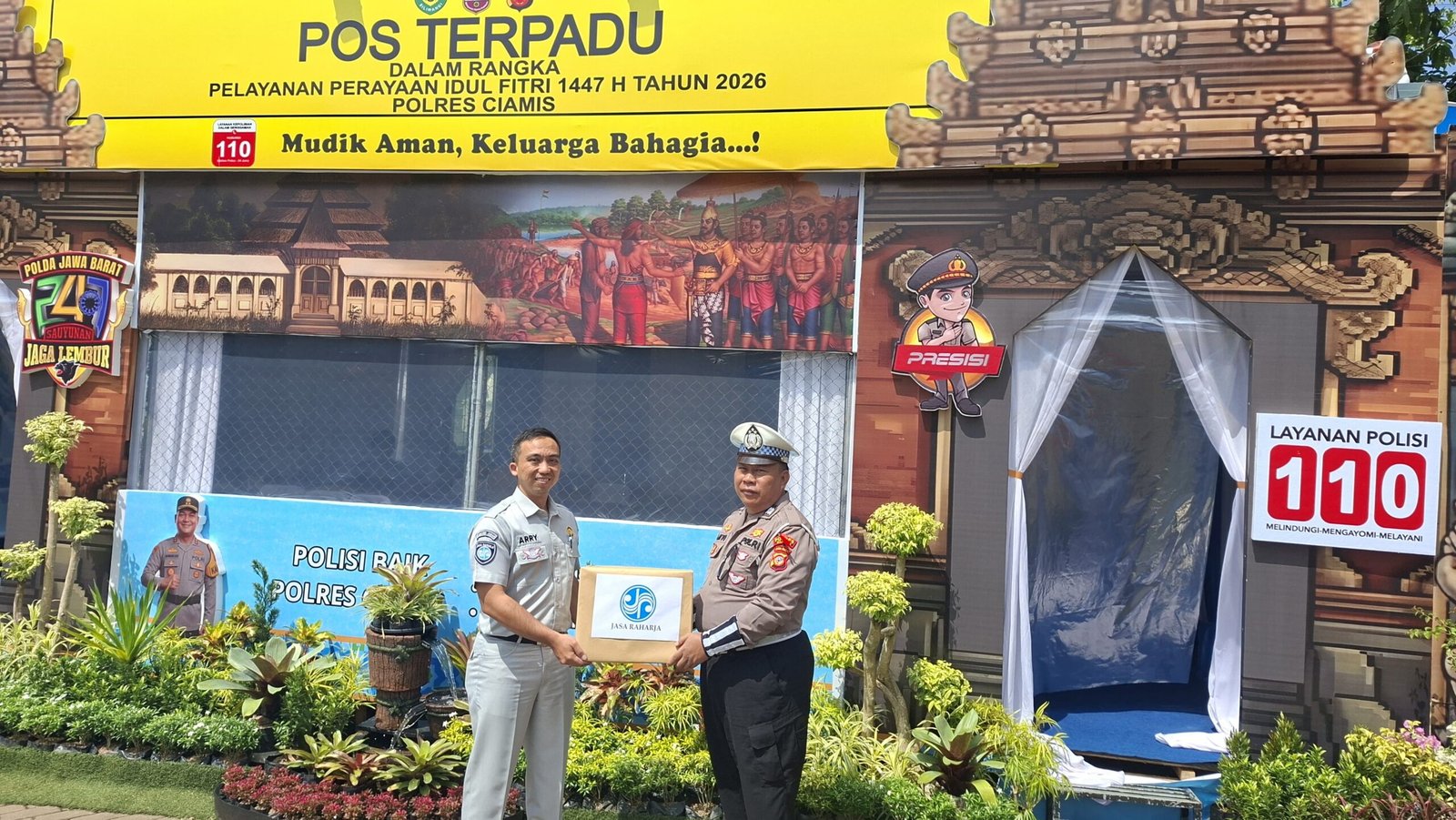 PT Jasa Raharja Cabang Tasikmalaya Bagikan Bingkisan kepada Petugas di Empat Pos Pengamanan Wilayah Ciamis dan Banjar