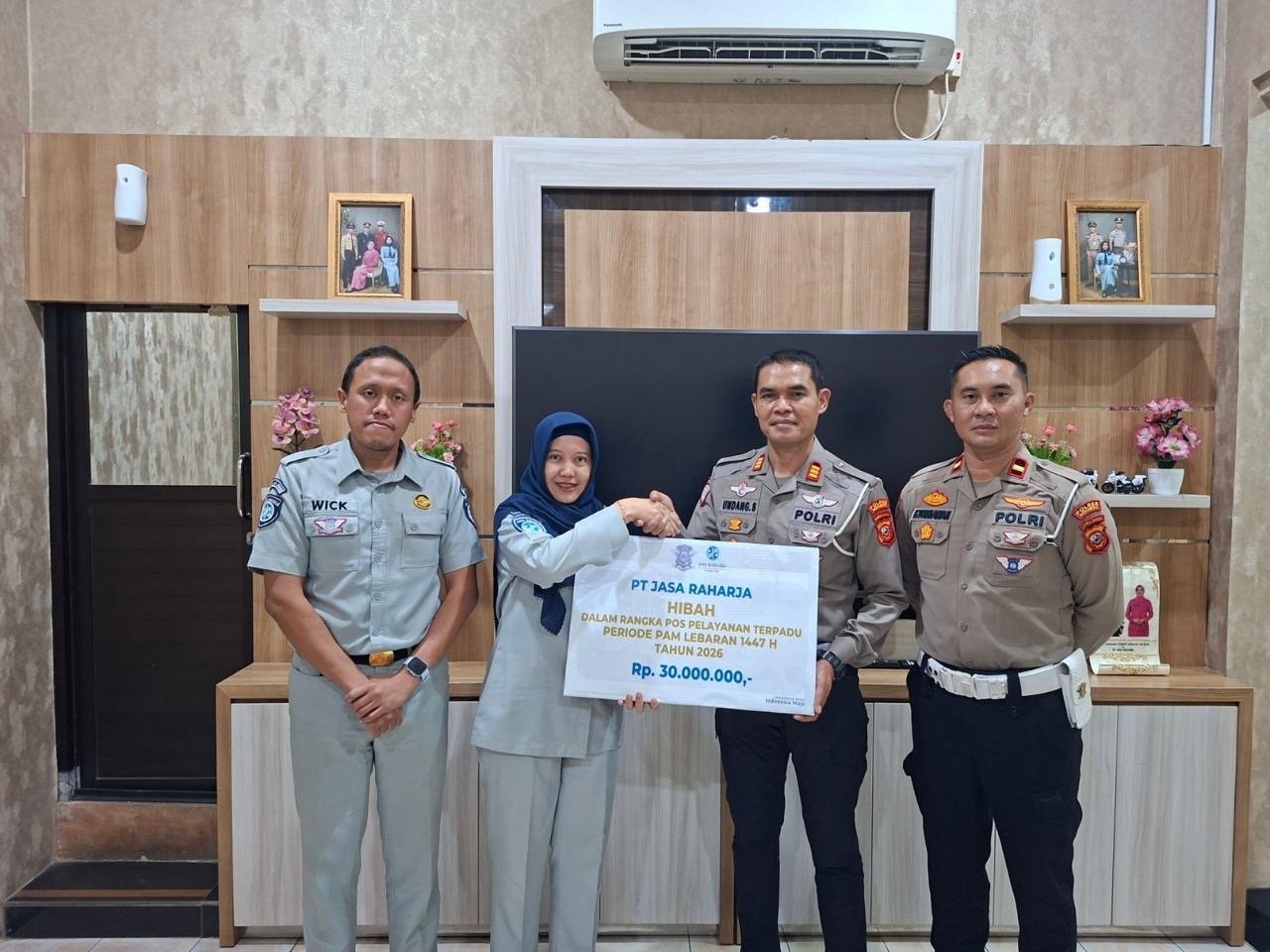 Jasa Raharja Indramayu Serahkan Bantuan Hibah untuk Pembangunan Pos Pelayanan Terpadu Pemudik di Losarang