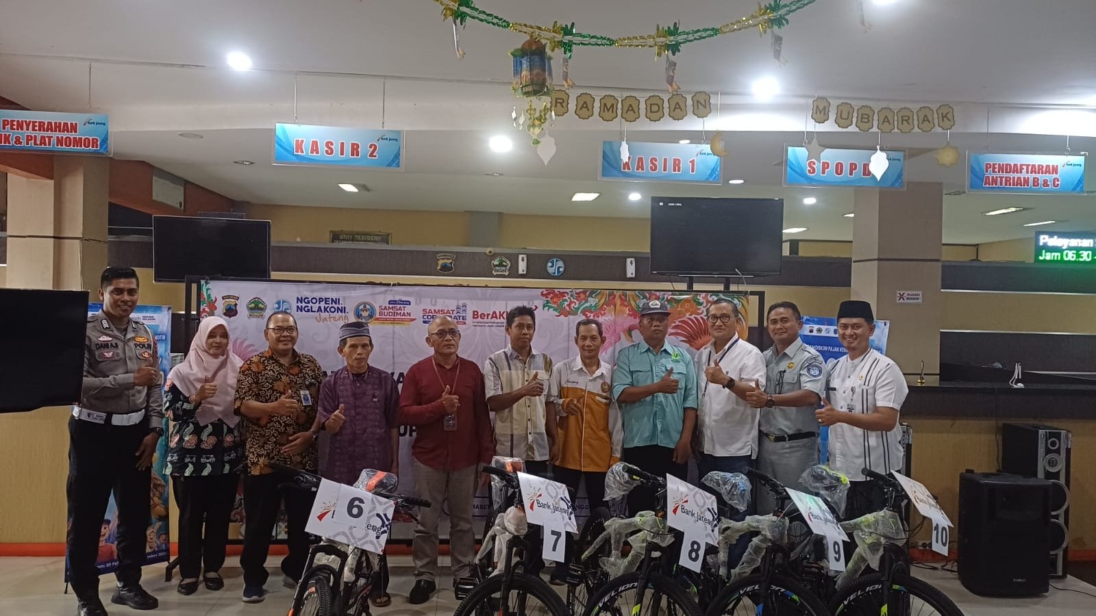 Tim Pembina Samsat Purbalingga Berikan Penghargaan kepada BUMDes Bertransaksi Terbanyak Tahun 2025