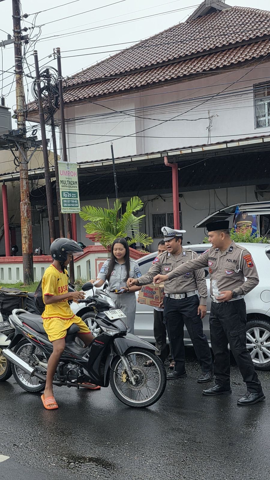 Tim Pembina Samsat Cilacap Sosialisasikan Diskon Pajak 5% Secara Humanis, Sekaligus Bagikan Takjil kepada Masyarakat