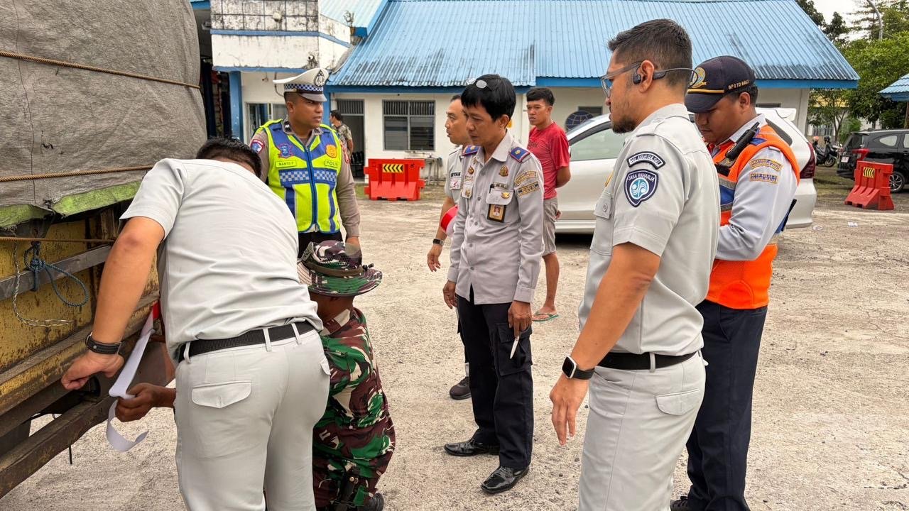 Tekan Angka Kecelakaan, Jasa Raharja dan Tim Gabungan Pasang Stiker Reflektor di Jembatan Timbang Maccopa