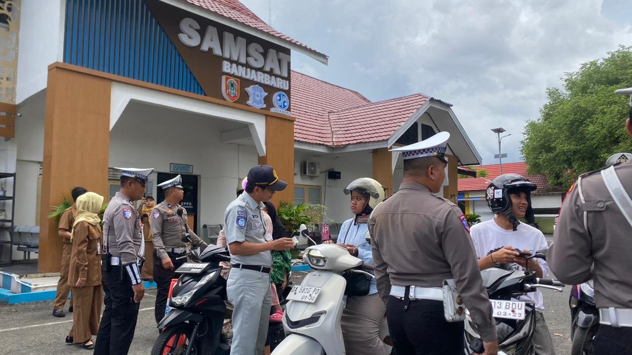 Tim Pembina Samsat Banjarbaru Sosialisasi Pengendara terkait Kepatuhan Kendaraan Bermotor