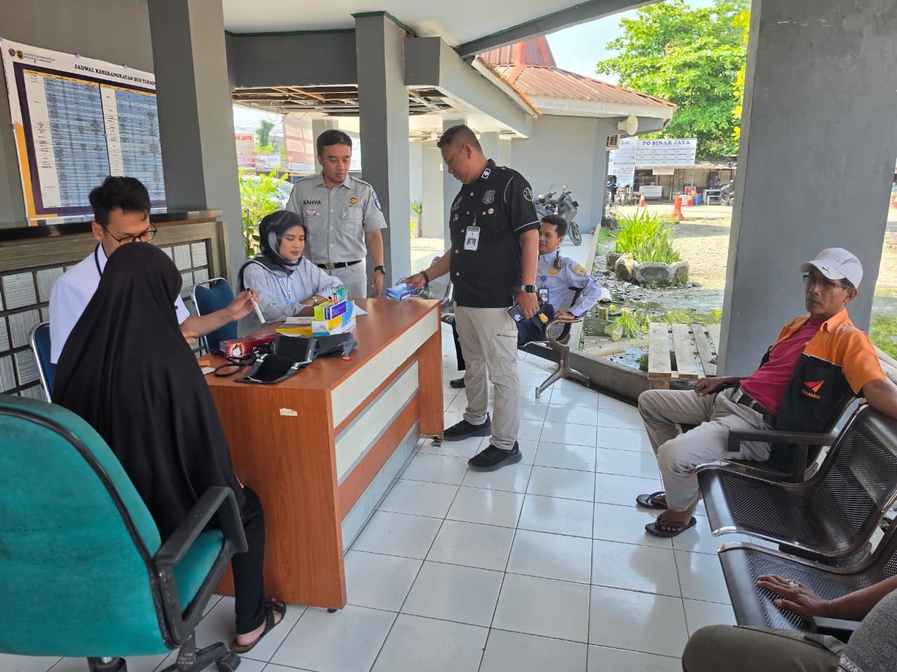 Jasa raharja karawang berikan Pelayanan Kesehatan Gratis Kepada Penumpang dan Awak Kendaraan Umum di Terminal Tipe A Klari Kabupaten Karawang