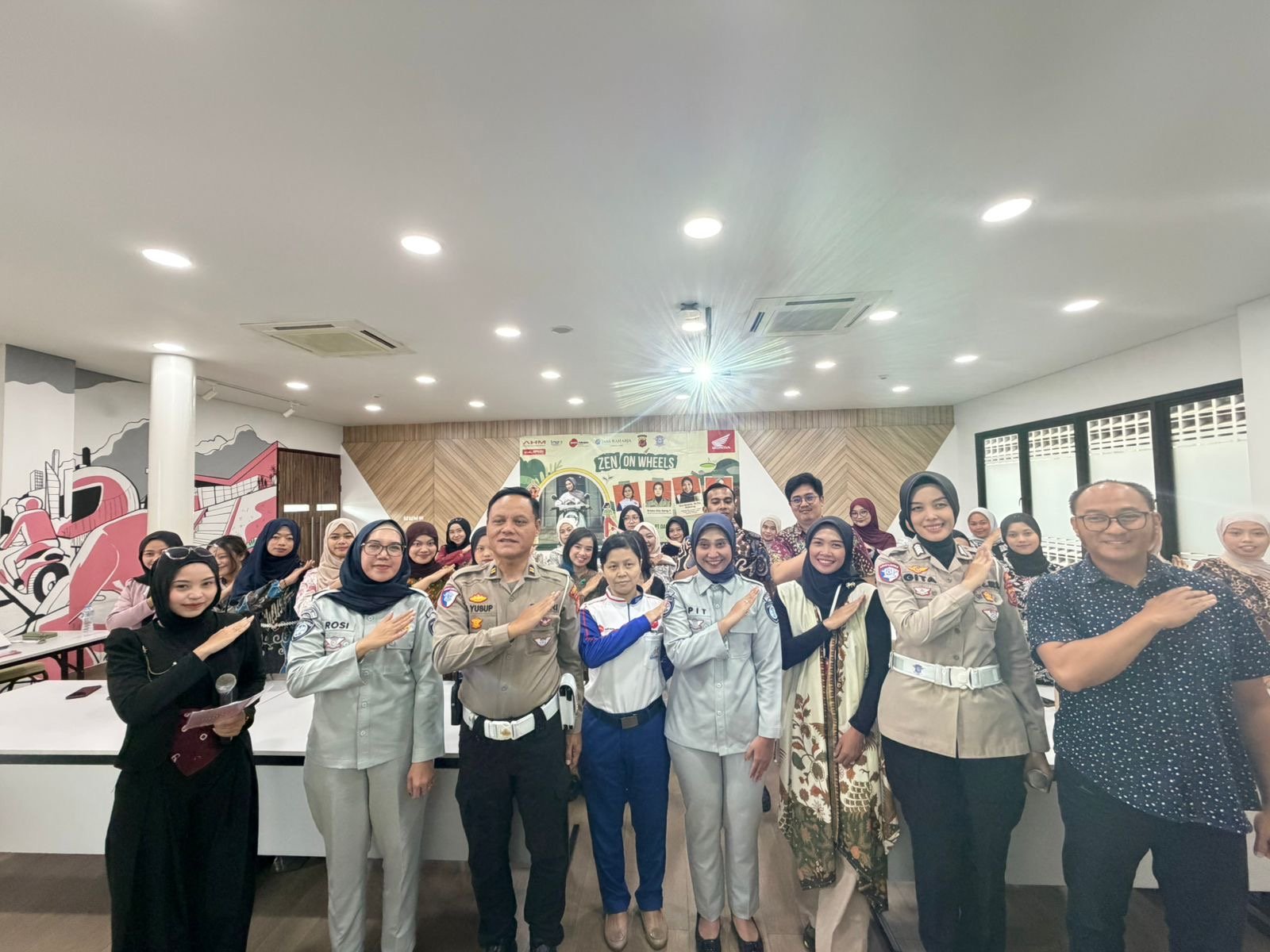 Memperingati Hari Kartini, Jasa Raharja Jawa Barat Berkolaborasi dengan Honda Gelar Seminar Safety Riding Bersama Mahasiswi IKOPIN