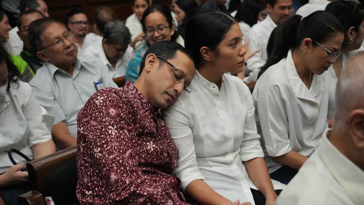 Tak Kuasa Bendung Air Mata, Nadiem Peluk Istri Setelah Dituntut 18 Tahun Penjara