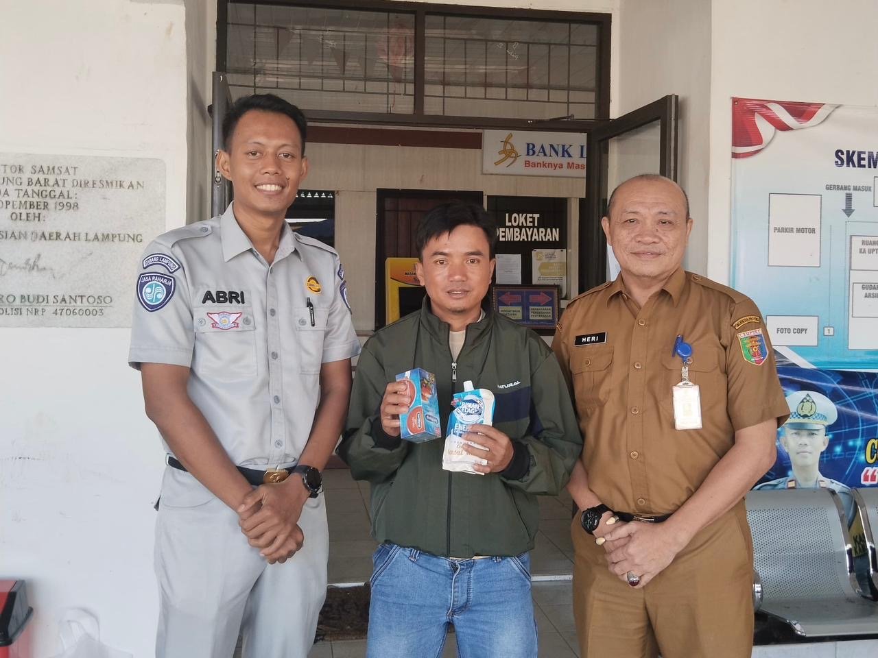 Jasa Raharja dan Samsat Liwa Apresiasi Wajib Pajak Taat melalui Pemberian Souvenir dan Sembako