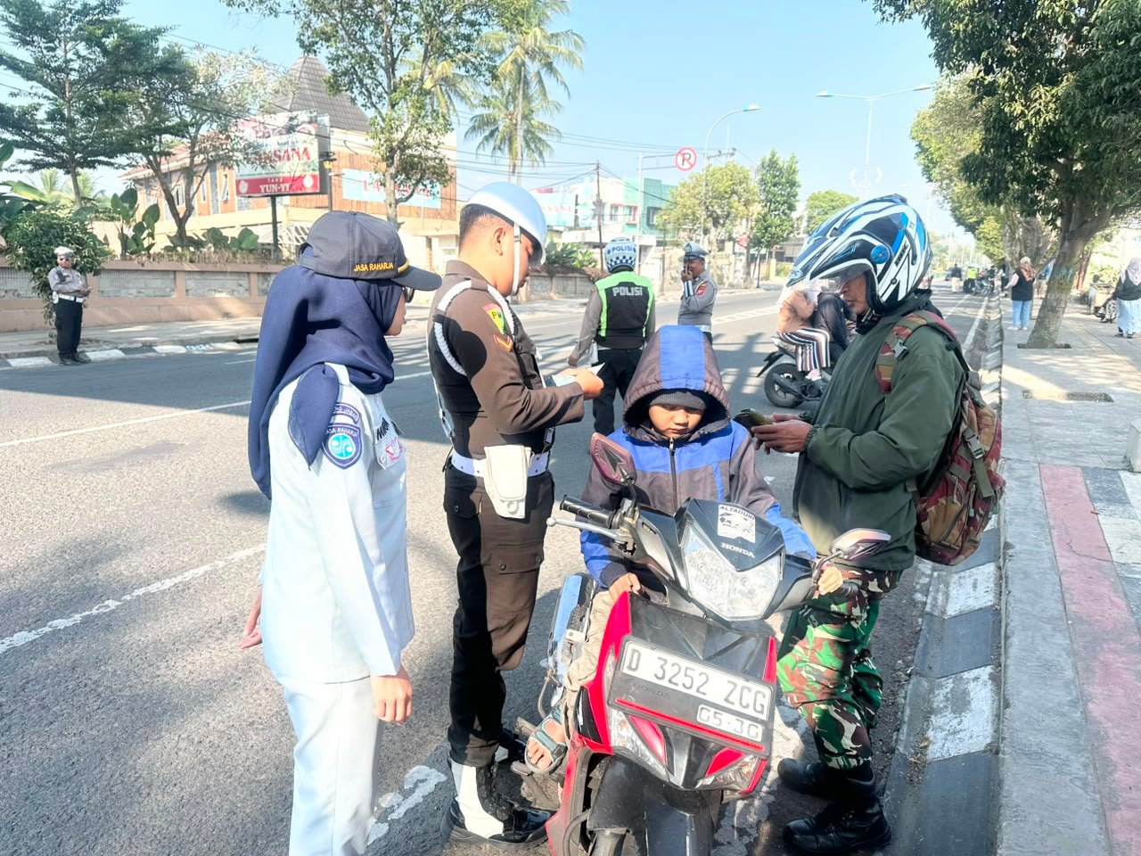 Tingkatkan Kepatuhan Masyarakat Jasa Raharja dan Tim Pembina Samsat Soreang Kembali Menggelar Operasi Gabungan Pemeriksaan Kendaraan