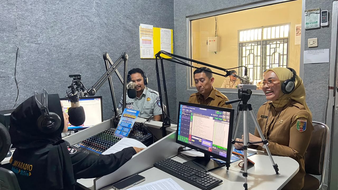 Jasa Raharja Bersama BPPRD dan UPTD Samsat Gunung Sugih Sosialisasikan Program Keringanan Pajak Melalui Siaran Radio