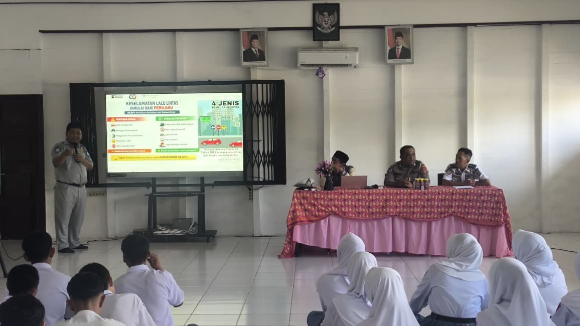 Jasa Raharja Kalteng Edukasi Pelajar SMA Negeri 1 Kuala Pembuang Melalui Program PPKL