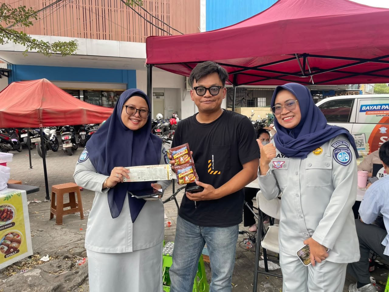 Gelar Penertiban di Jalan Boulevard, Jasa Raharja dan Samsat Makassar II Bagikan Sembako