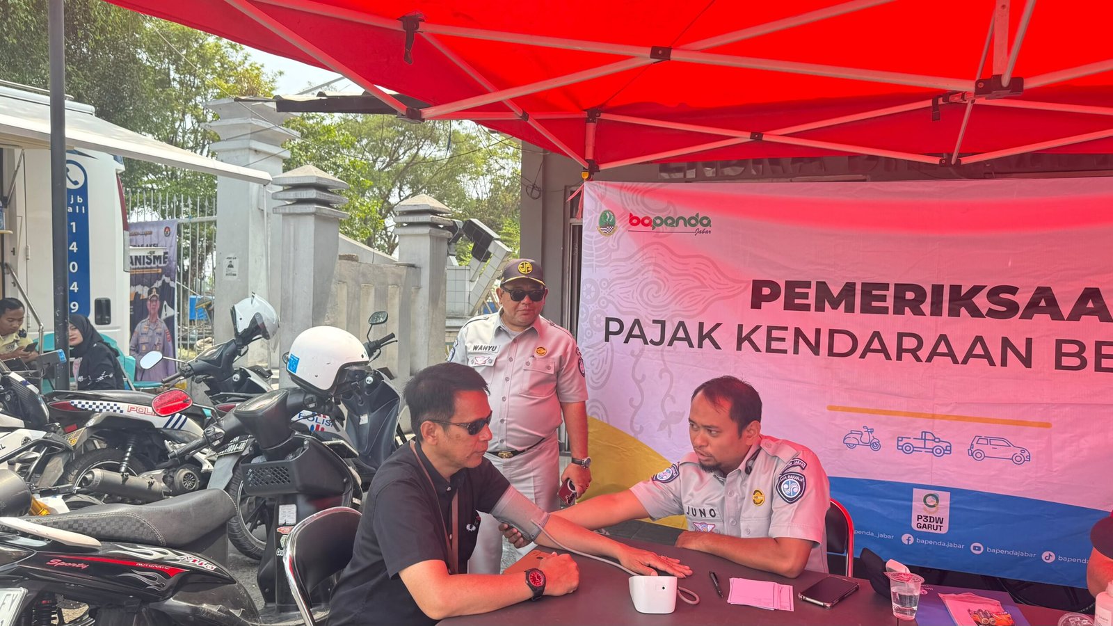 PT Jasa Raharja Cabang Tasikmalaya Berikan Pengobatan Gratis dan Souvenir bagi Wajib Pajak pada Operasi Gabungan di Bunderan Tarogong